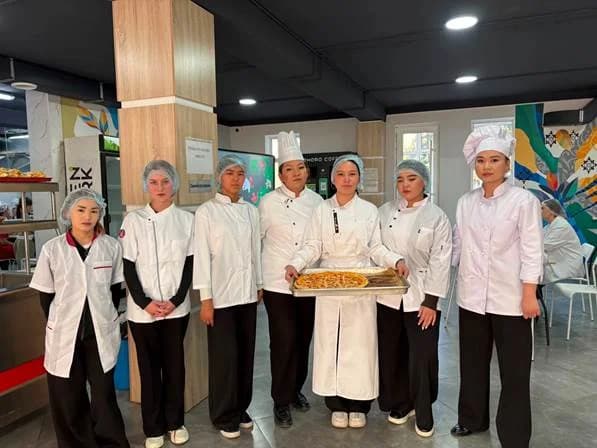 Практические занятия в кулинарной мастерской колледжа